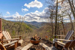 Mountain Top Log Cabin, HOT TUB, fire-pit, WiFi